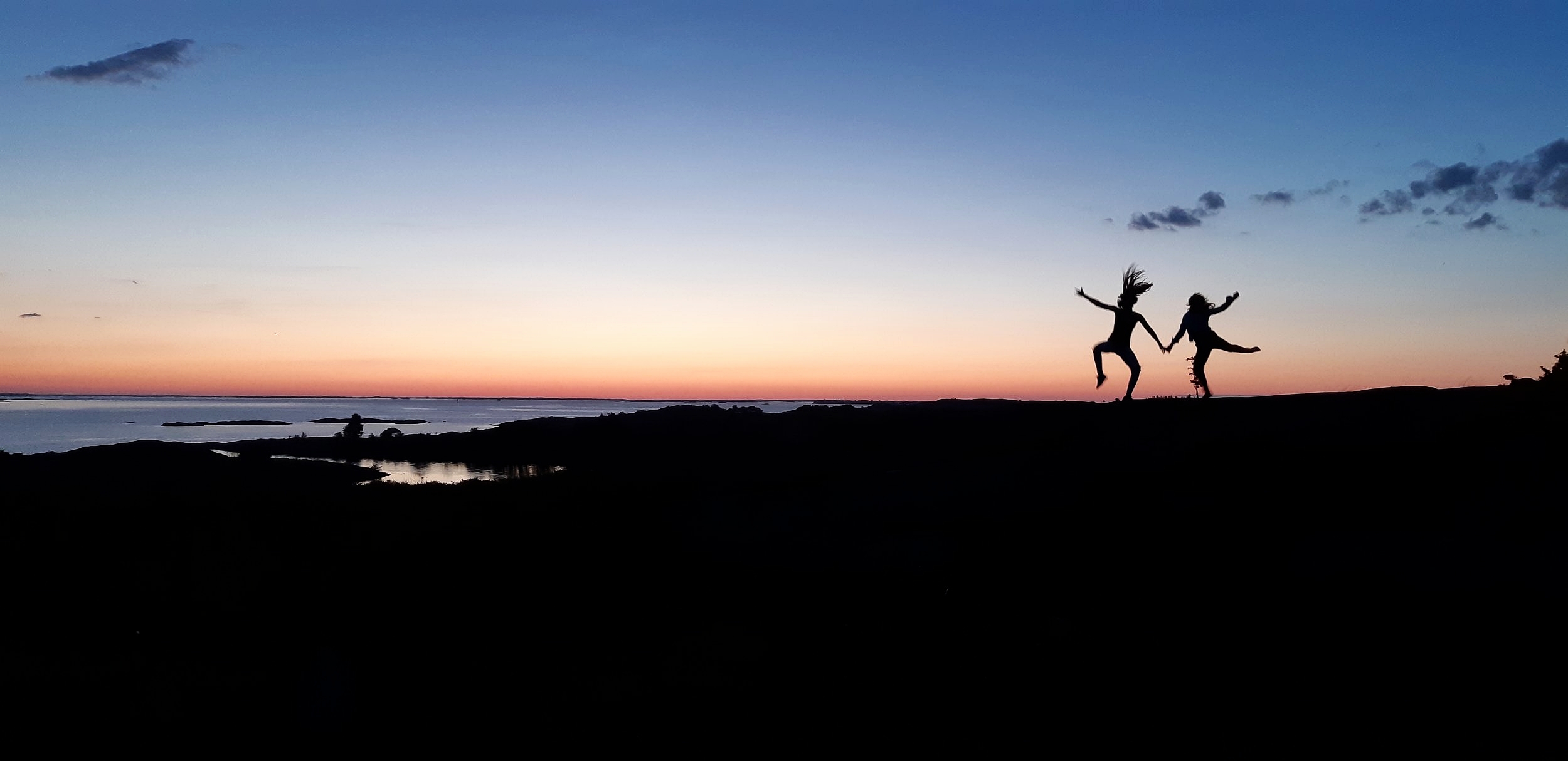 Glädjeskutt uppe på midsommarberget intill Antons vid solnedgången